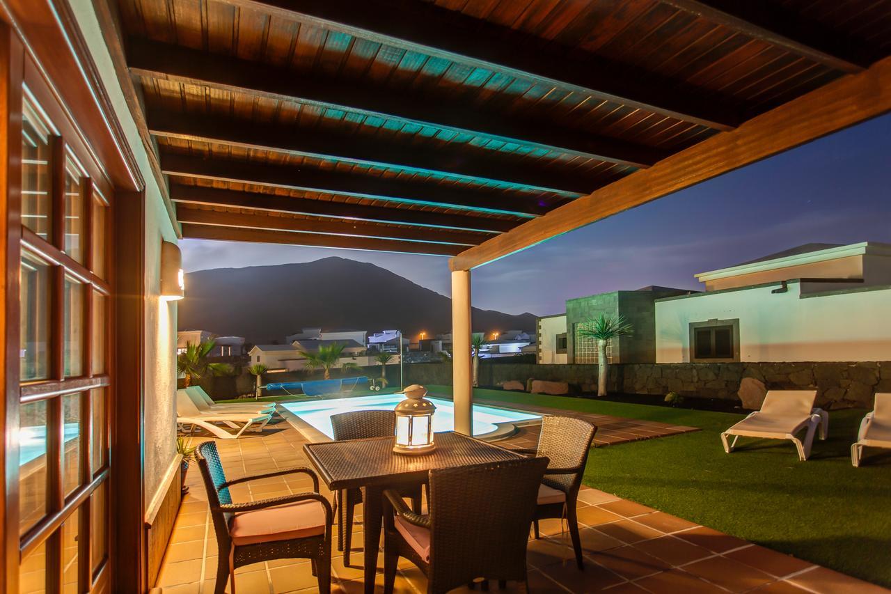 Villa Los Dragos Playa Blanca (Lanzarote) Exterior foto